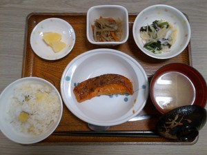 きょうのお昼ごはんは、鮭のふき味噌焼き、きんぴら、おろし和え、味噌汁、果物でした。