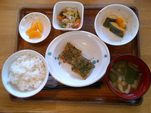 きょうのお昼ごはんは、松風焼き、かぼちゃミルク煮、煮浸し、味噌汁、果物でした。