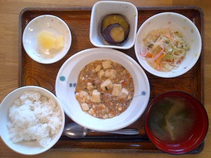 きょうのお昼ごはんは、麻婆豆腐、春雨サラダ、さつまいも煮、味噌汁、くだものでした。