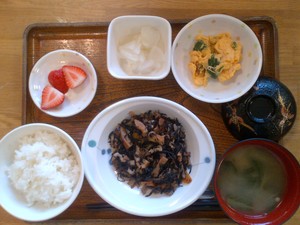 きょうのお昼ごはんは、磯炒め、にらたま、紅生姜大根、味噌汁、くだものでした。