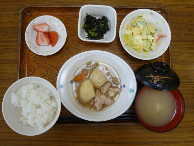 今日のお昼は、吉野煮、卵サラダ、ひじきのみそ和え、味噌汁、果物です。
