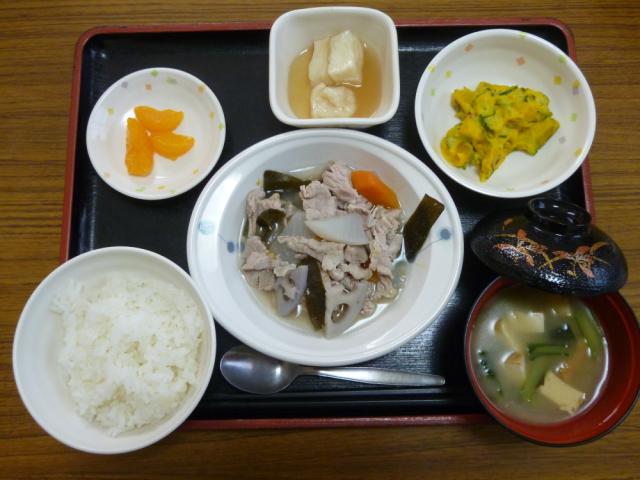 今日のお昼は、根菜の和風ポトフ、かぼちゃサラダ、はんぺんのくずあん、味噌汁、果物です。