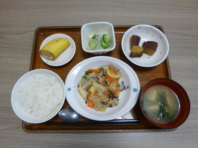 今日のお昼は、八宝菜、大学芋煮、浅漬け、味噌汁、果物です。