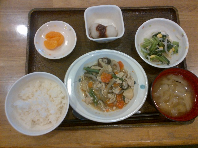 きょうのお昼ごはんは、鶏肉の治部煮、和え物、里芋のみそだれ、味噌汁、果物でした。