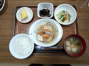 今日のお昼は、肉豆腐、胡麻和え、煮物、味噌汁果物です。