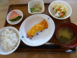 今日のお昼は、鮭のマヨネーズ焼き、煮物、おろし和え、味噌汁、果物です。
