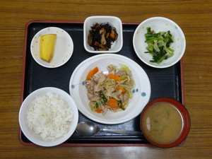 今日のお昼は、肉野菜炒め、ひじき煮、おかか和え、味噌汁、果物です。