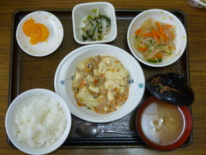 今日のお昼は、麻婆豆腐、春雨サラダ、お浸し、味噌汁、果物です。