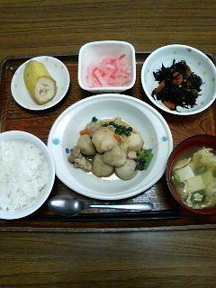 今日のお昼ご飯は、鶏肉と里芋の味噌煮、ひじき煮、紅生姜大根、味噌汁、果物です。