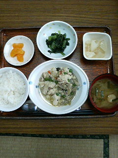今日のお昼ご飯は炒り豆腐・・青菜のからしあえ・・大根のえびあん味噌汁・・くだものです・