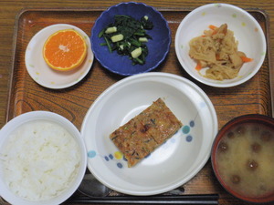 今日のお昼は、和風ミートローフ、煮物、からし和え、味噌汁、果物です。