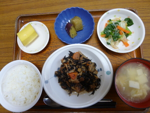 今日のお昼は、磯炒め、なめたけ和え、大学芋煮、味噌汁、果物です。