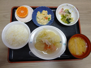 今日のお昼は、鶏肉のあっさり煮、炒り豆腐、梅和え、味噌汁、果物です。
