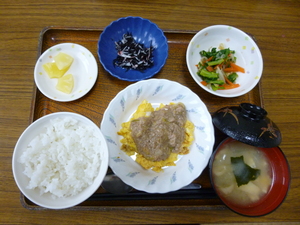 今日のお昼は、麻婆炒り卵、ひじきサラダ、辛し和え、味噌汁、果物です。