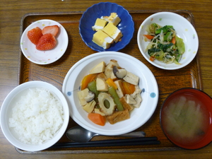 今日のお昼は、炊き合わせ、はんぺんのピカタ、和え物、味噌汁、果物です。