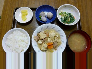 今日のお昼は、肉豆腐、みそマヨ和え、里芋煮、味噌汁、果物でした。