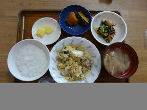 今日のお昼は、豚肉と野菜のチャンプルー、煮物、和え物、味噌汁、果物です。?