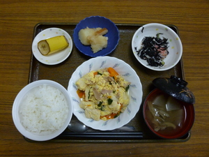 今日のお昼は、高野豆腐の卵とじ、じゃが煮、酢の物、味噌汁、果物です。?