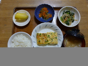 今日のお昼は、擬製豆腐、なめたけ和え、じゃこ人参、味噌汁、果物です。
