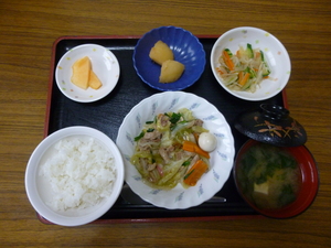今日のお昼は、八宝菜、中華和え、じゃが煮、味噌汁、果物です。