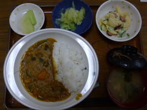 今日のお昼は、夏野菜カレー、マカロニサラダ、浅漬け、味噌汁、果物でした。