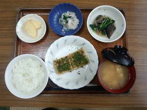 今日のお昼は　松風焼き、煮物、みぞれ和え、味噌汁、果物です。