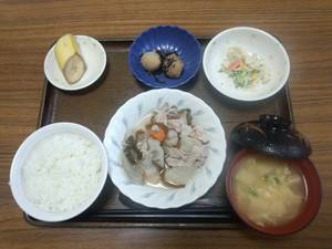 今日のお昼ごはんは、和風ポトフ、みそマヨ和え、里芋煮、味噌汁、果物です。