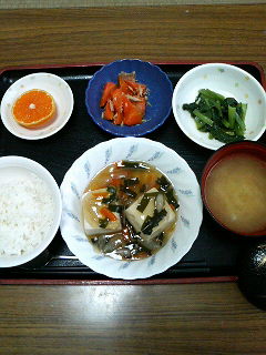 今日のお昼ご飯は豆腐の野菜あんかけツナ人参??辛子和え味噌汁?くだものです