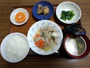今日のお昼は、八宝菜、じゃが煮、青菜和え、味噌汁、果物です。