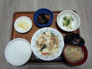 今日のお昼は、豚肉と豆腐のチャンプルー、煮物、和え物、味噌汁、果物です。