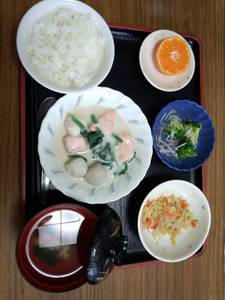 今日のお昼は、鮭と里芋のシチュー、野菜炒め、かにかまあん、お吸い物、果物です。