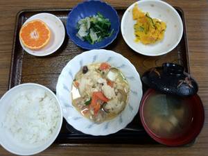 今日のお昼ごはんは、炒り豆腐、かぼちゃサラダ、お浸し、味噌汁、果物でした。