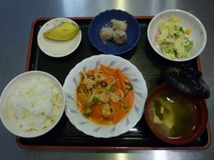 今日のお昼ごはんは 鶏肉のケチャップ炒め、サラダ、里芋煮、味噌汁、果物でした。