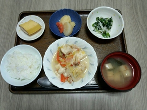 きのうのお昼は、肉豆腐、和え物、じゃがいも炒め煮、味噌汁、果物でした。