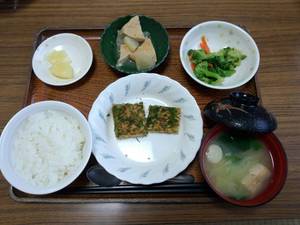 今日のお昼ごはんは、松風焼き、わさび和え、含め煮、味噌汁、果物です。