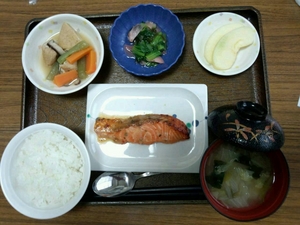 今日のお昼ごはんは、鮭の木の芽焼き、甘酢和え、含め煮、味噌汁、果物でした。