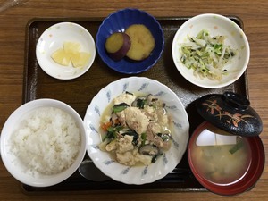 今日のお昼は、肉豆腐、和え物、さつまいも煮、味噌汁、果物です。
