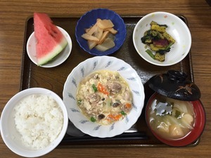 今日のお昼ごはんは、入り豆腐、煮物、ゴマ和え、味噌汁、果物です。