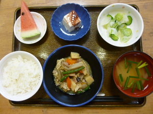 今日のお昼ごはんは、筑前煮、和え物、梅香味奴、味噌汁、果物です。