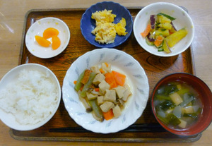 今日のお昼ごはんは炊き合わせ　みそマヨ和え　炒り玉子　味噌汁　くだものです。