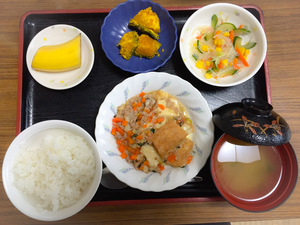 今日のお昼ごはんは、家常豆腐、春雨サラダ、かぼちゃ煮、みそ汁、果物でした。
