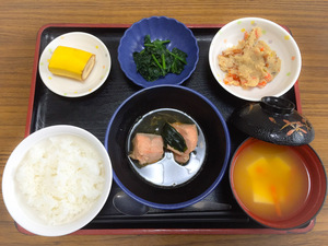今日のお昼ごはんは、鮭のなると煮、炒りおから、和え物、みそ汁、果物です。
