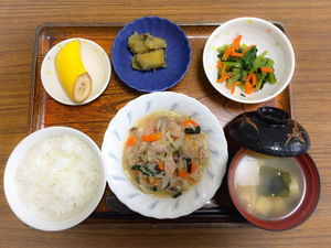 今日のお昼ごはんは、肉野菜炒め、大学芋煮、お浸し、みそ汁、果物です。