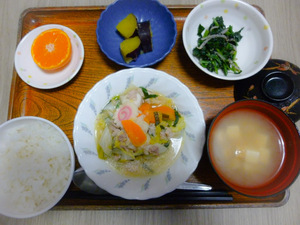 今日のお昼ごはんは八宝菜　和え物　さつまいも煮　みそ汁　くだものです。