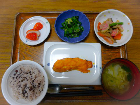 　今日のお昼ごはんは、お赤飯、鮭のもみじ焼き、旨煮、ゆず浸し、お吸い物、 果物でした。