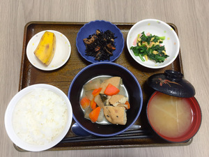 お昼です。今日のお昼ごはんは、がんもと根菜の含め煮、卵和え、ひじき煮、みそ汁、果物です。