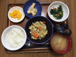 今日のお昼ごはんは、親子煮、なめたけ和え、ゴマポテト、みそ汁、果物でした。