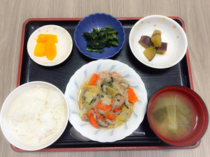 今日のお昼ごはんは、すき焼き風煮、青菜和え、さつま芋煮、みそ汁、果物です。