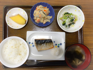 今日のお昼ごはんは、鯖の塩焼き、炒りおから、甘酢和え、みそ汁、果物でした。
