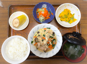 今日のお昼ごはんは、炒り豆腐、かぼちゃサラダ、浅漬け、みそ汁、果物です。